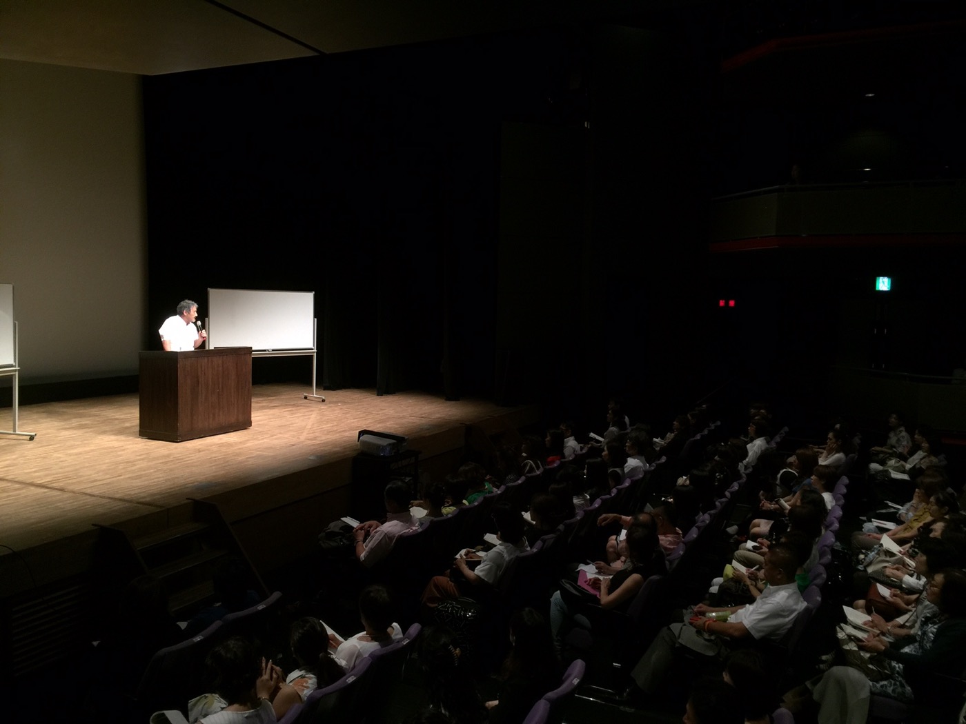 カンファレンスで発表している講演者